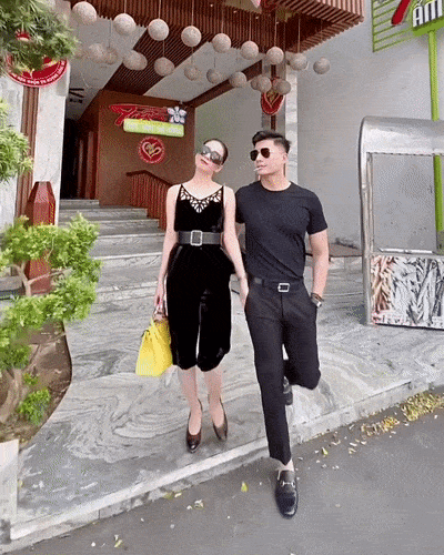 Lệ Quyên và bồ trẻ khoác chung áo, ôm ấp nhau trên phố-4