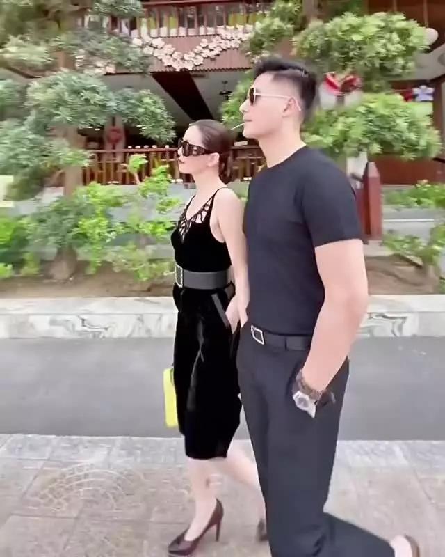 Lệ Quyên và bồ trẻ khoác chung áo, ôm ấp nhau trên phố-6