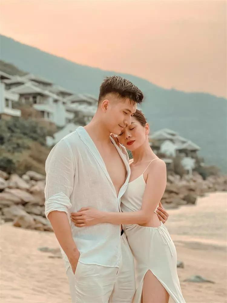 Lệ Quyên và bồ trẻ khoác chung áo, ôm ấp nhau trên phố-7