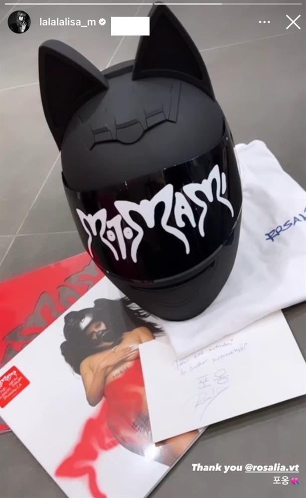 Lisa vướng tranh cãi thái độ nhiệt tình người ngoài, ngó lơ chị em-3