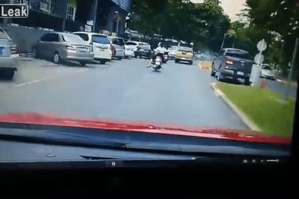 Clip: Speeding to the opposite direction, the car crashed into 3 motorbikes