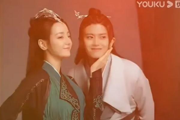 Địch Lệ Nhiệt Ba quấn cả mớ sương sa hạt lựu lên đầu vẫn đẹp-4