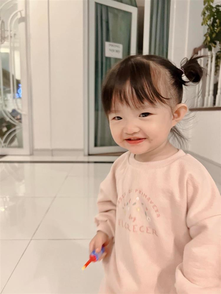 Ông Cao Thắng bế vợ lẫn con nhẹ bẫng, đừng đùa ông chú U40-6