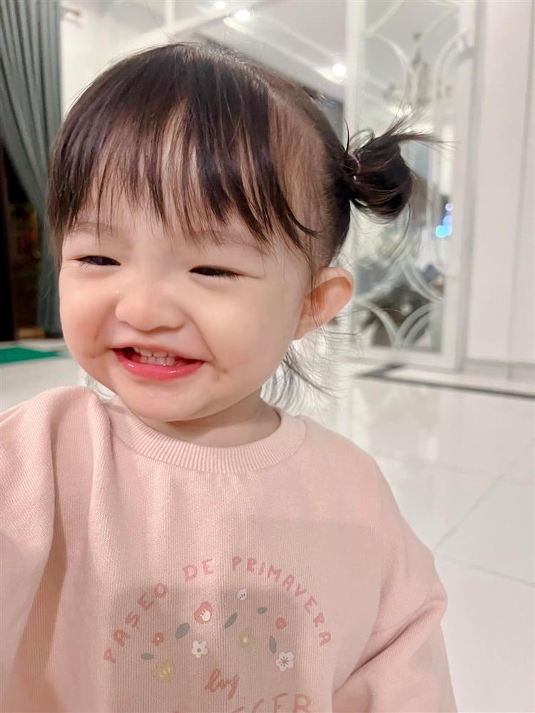 Ông Cao Thắng bế vợ lẫn con nhẹ bẫng, đừng đùa ông chú U40-5