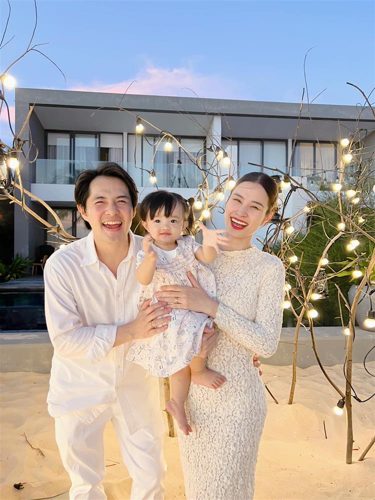 Ông Cao Thắng bế vợ lẫn con nhẹ bẫng, đừng đùa ông chú U40-9