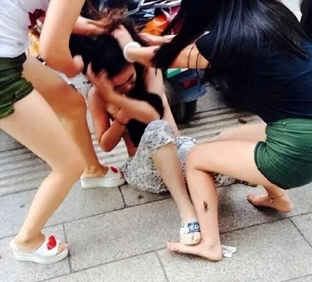 Xông đến nhà đòi chính thất bỏ chồng, tiểu tam ăn đập tơi tả-2