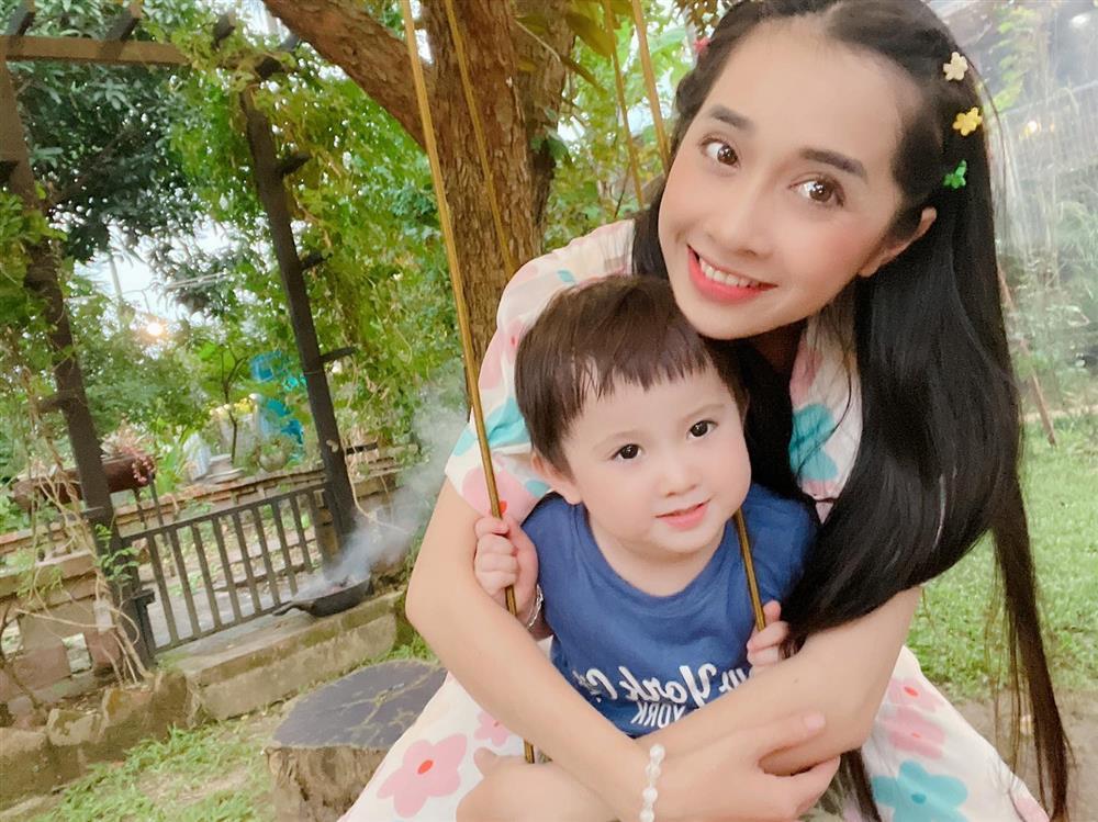 Từ bỏ giới giải trí lấy chồng, em gái Nhã Phương giờ ra sao?-6