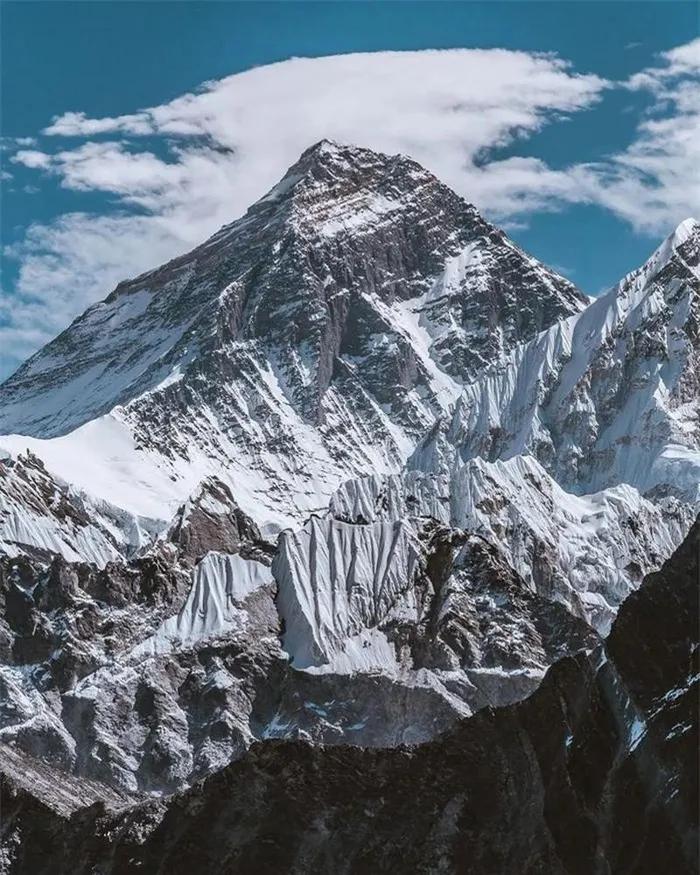 1. Đỉnh Everest:Thuộc dãy Himalaya, Everest là ngọn núi cao nhất trên thế giới. Nằm tại biên giới Tây Tạng và Nepal, đỉnh Everest có độ cao 8.848 m so với mực nước biển. Người đầu tiên leo lên đỉnh núi này là Tenzing Norgay và Sir Edmund Hillary vào năm 1953. Không chỉ rất cao, ngọn núi còn có môi trường nguy hiểm và khắc nghiệt. Trong thập kỷ qua, mỗi năm đều có người bỏ mạng khi muốn chinh phục nóc nhà thế giới này. Ảnh:Guiding_photography, Thritoth.