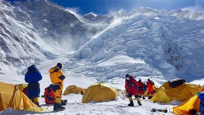 3. Kangchenjunga:Đây là ngọn núi cao thứ ba trên thế giới với độ cao 8.586 m so với mực nước biển. Ngọn núi được tìm thấy giữa biên giới Nepal và Ấn Độ, nằm ở phần phía nam của đỉnh Everest. Ngọn núi này từng được cho là cao nhất thế giới cho đến năm 1852. Kanchenjunga được biết là có tỷ lệ tử vong khi leo lên tới 22%, do điều kiện môi trường kém và thường có tuyết lở mạnh. Ảnh:Ritmo Parana.