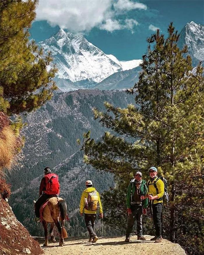 4. Lhotse:Himalayas là nơi tọa lạc của những ngọn núi cao chót vót, trong đó có đỉnh Lhotse cao 8.516 m so với mực nước biển. Ngọn núi được tìm thấy ở biên giới giữa Tây Tạng và vùng Khumbu của Nepal, rất gần với đỉnh Everest. Một sự thật thú vị là cả đỉnh Everest và Lhotse đều có chung lộ trình leo núi. Ảnh:Trekkingtonepal_, Adventure Consultants.