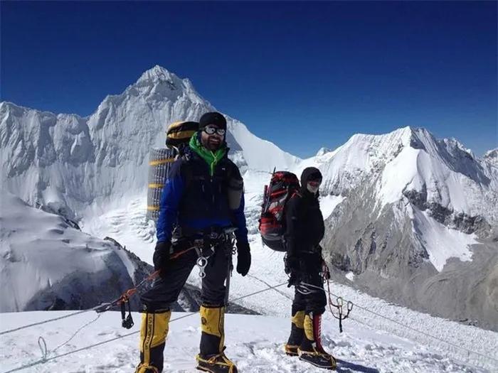 6. Cho Oyu:Cao trên 8.201 m so với mực nước biển, Cho Oyu được tìm thấy ở biên giới Tây Tạng và Nepal. Ngọn núi là một điểm khởi đầu tốt cho những người mới, muốn luyện tập chinh phục những ngọn núi cao của dãy Himalaya. Nhiều người leo núi Cho Oyu cho rằng điểm này tương đối dễ tiếp cận hơn những ngọn núi khác. Ảnh:Adventure Consultants.