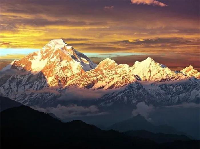 7. Dhaulagiri:Ngọn núi cao 8.167 m này được tìm thấy ở Nepal, là một ngọn núi rất đẹp, lần đầu tiên được leo lên vào ngày 13/5/1960. Dhaulagiri cũng nổi tiếng là nơi có tầm nhìn đẹp nhất hướng về cung đường Annapurna, cách đó chỉ 34 km. Tuy nhiên, tại đây có một hẻm núi tách biệt được gọi là Kaligandaki. Ảnh:Snowleopard.