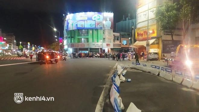 Nóng: Ô tô điên lao vào tiệm bánh mì, nhiều người bị thương-2