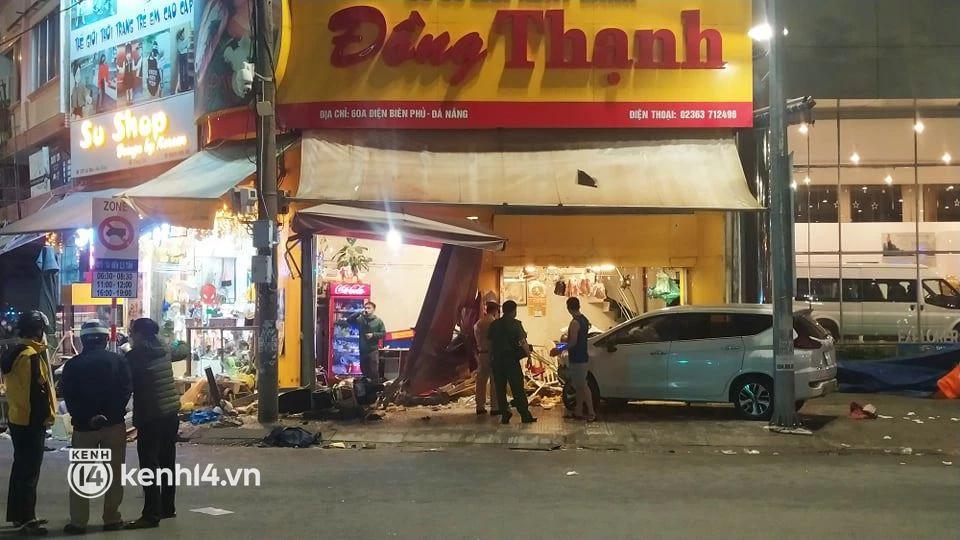 Hot: Crazy car crashes into a bakery, many people are injured-3