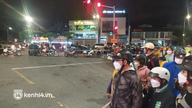 Nóng: Ô tô điên lao vào tiệm bánh mì, nhiều người bị thương-4