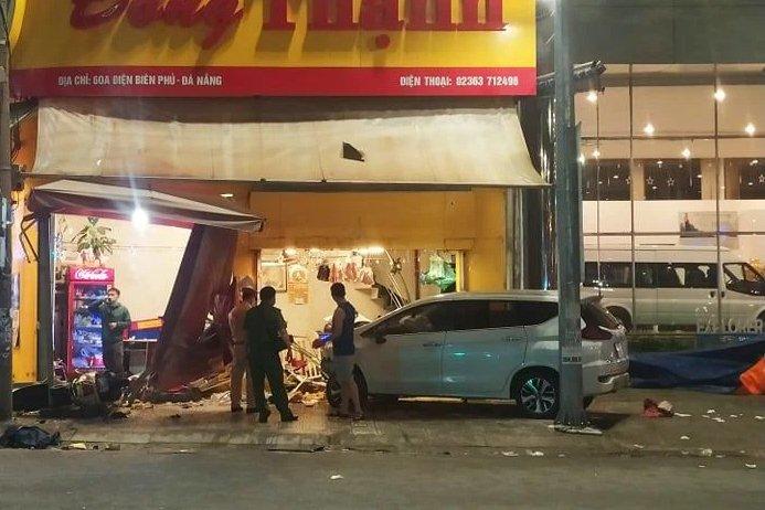 Hot: Crazy car crashes into a bakery, many people are injured