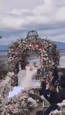 Hot rần rần clip Hyun Bin say đắm hôn Son Ye Jin ở siêu đám cưới-3