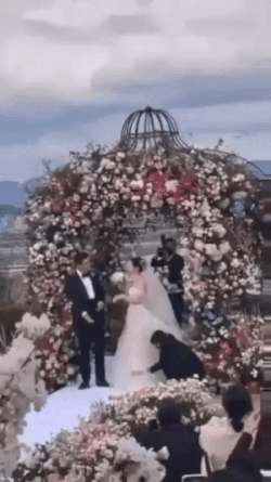 Hot rần rần clip Hyun Bin say đắm hôn Son Ye Jin ở siêu đám cưới-1