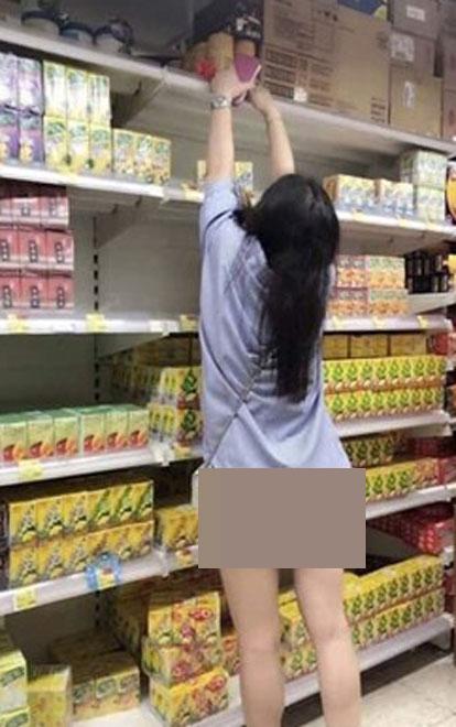 Các cô gái Trung Quốc mặc hở đến mức gây sốc ở siêu thị-2