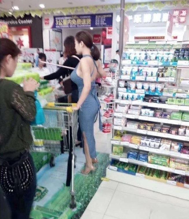 Các cô gái Trung Quốc mặc hở đến mức gây sốc ở siêu thị-3