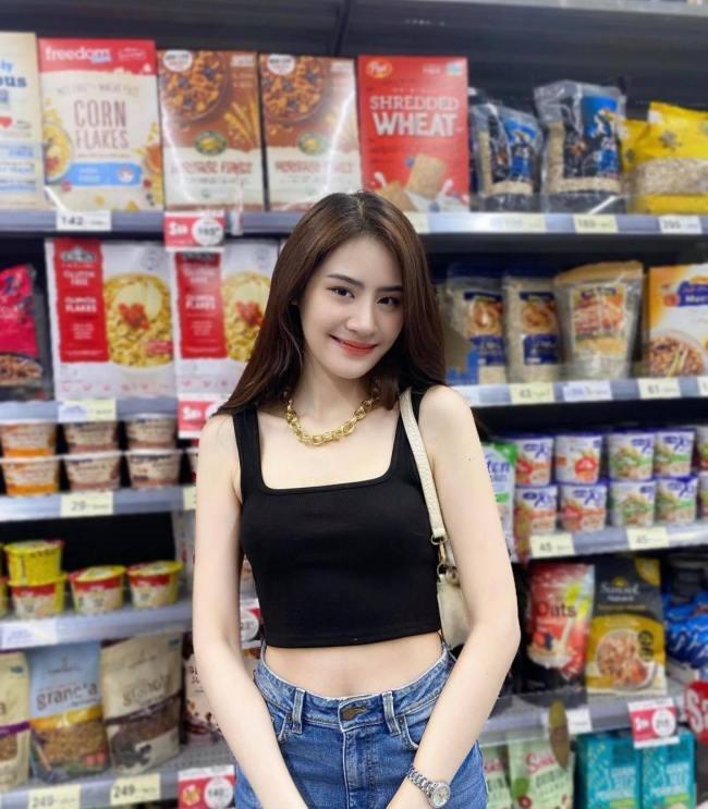 Các cô gái Trung Quốc mặc hở đến mức gây sốc ở siêu thị-4