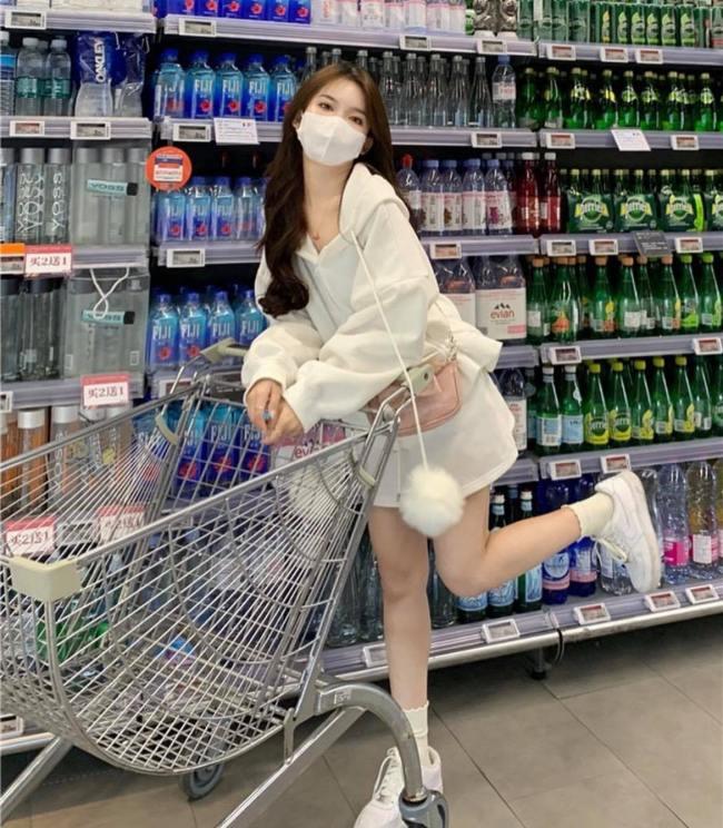 Các cô gái Trung Quốc mặc hở đến mức gây sốc ở siêu thị-5