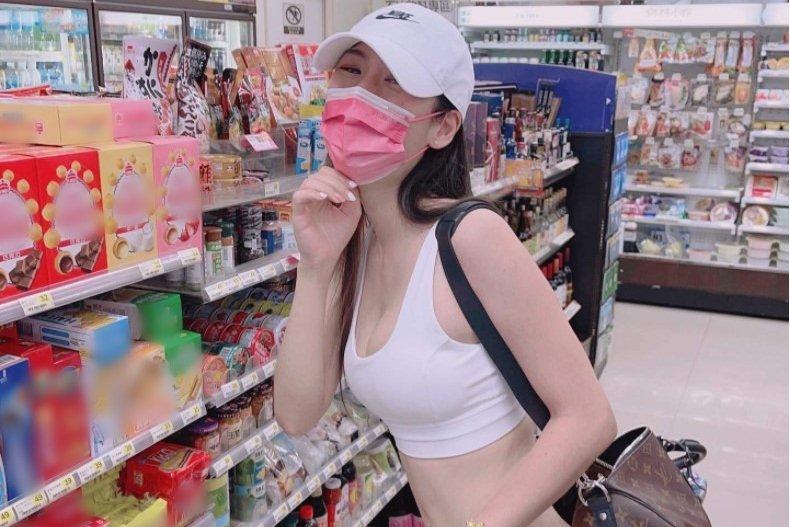 Chinese girls are shockingly exposed in the supermarket