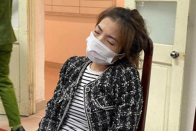 Dừng đèn đỏ, ô tô 7 chỗ bị xe tải tông rồi lật đè bẹp một phần-4