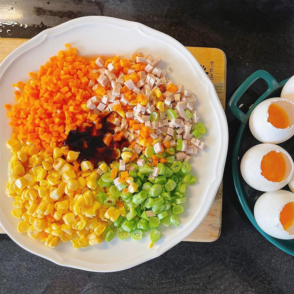 Cơm trộn nhồi trứng hấp kiểu lạ miệng, cả nhà không ngừng gắp-3