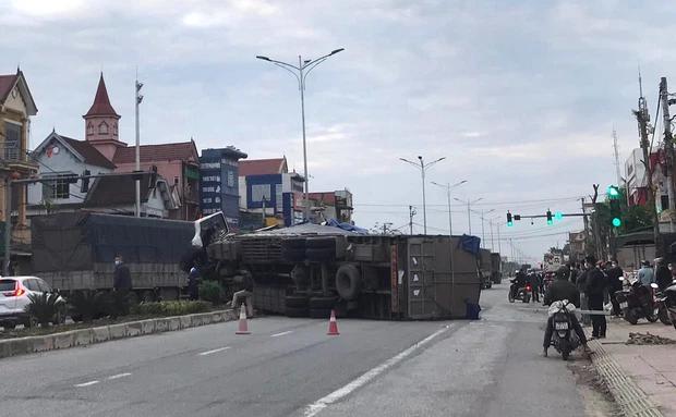 Dừng đèn đỏ, ô tô 7 chỗ bị xe tải tông rồi lật đè bẹp một phần-2