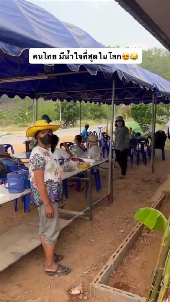 Đi phượt thấy đám cưới tưởng quán ăn liền ghé vào, cái kết ngất ngây-3