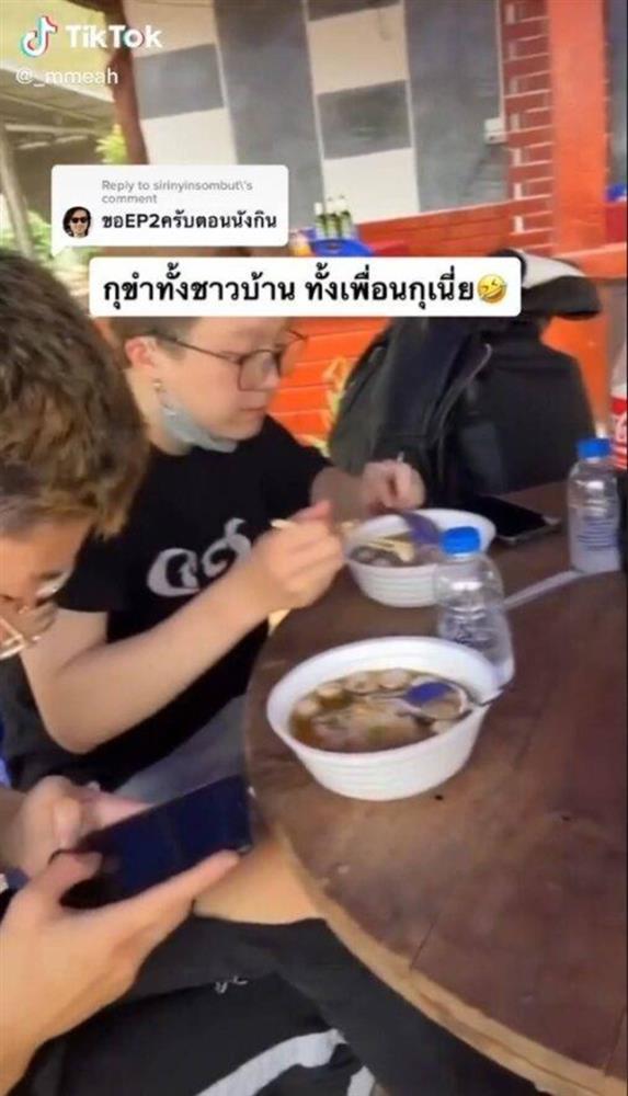 Đi phượt thấy đám cưới tưởng quán ăn liền ghé vào, cái kết ngất ngây-4