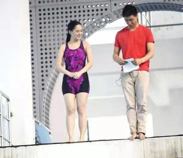 Thế nhưng trái ngược với gương mặt như thiên thần, Chung Hân Đồng lại sở hữu body khá thô, đặc biệt điểm yếu là đôi chân khá to.