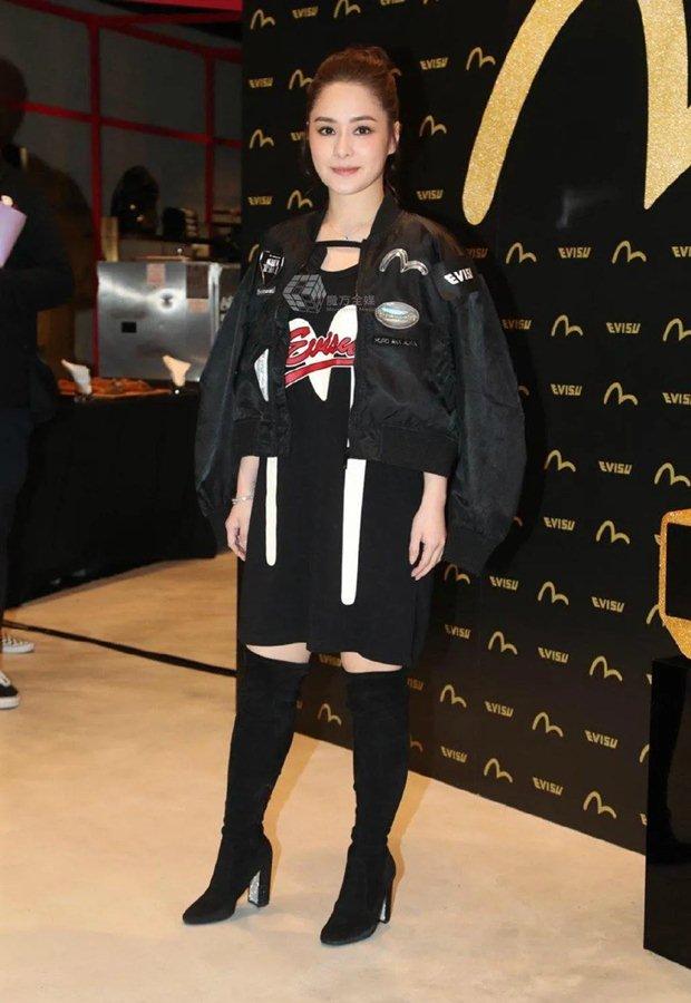 Theo tiết lộ, người đẹp chỉ cao khoảng 1m56, phần lưng dài và chân ngắn khiến cô khá khó khăn trong việc lựa chọn trang phục.