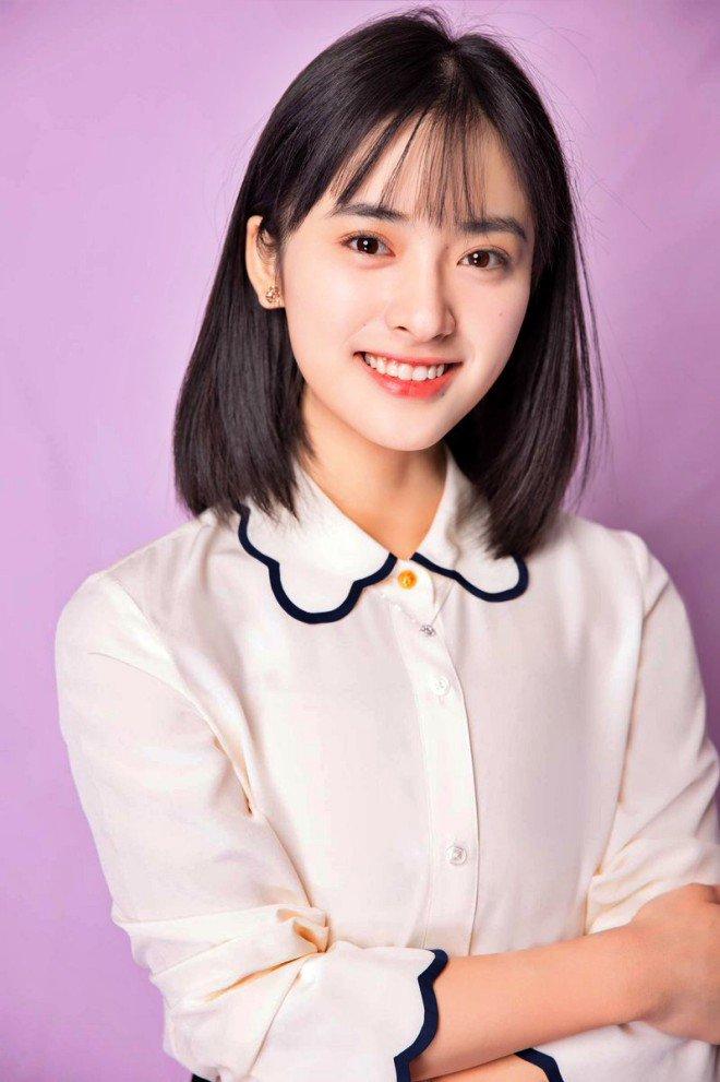 Nổi tiếng nhờ bộ phim "Gửi Thời Thanh Xuân Ngây Thơ Tươi Đẹp", Thẩm Nguyệt nhanh chóng được yêu mến nhờ nhan sắc thuần khiết, trong sáng.