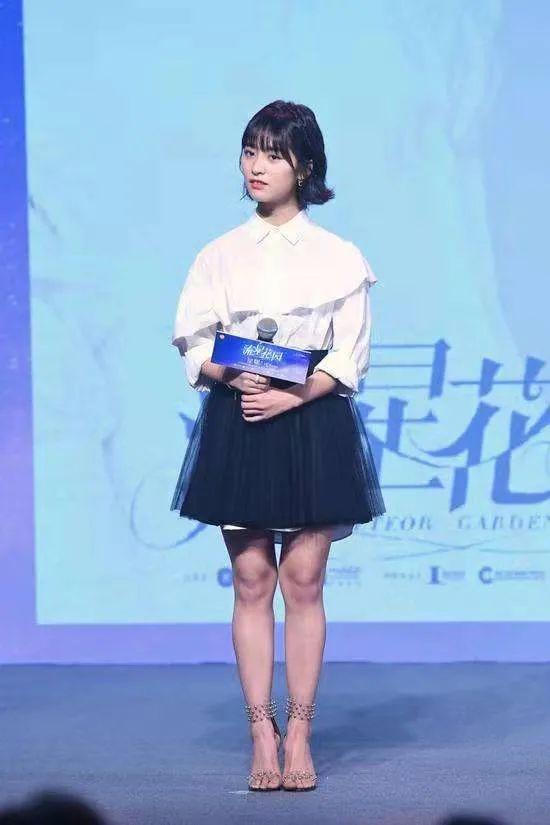 Bờ vai hẹp và đôi chân khá to so với cơ thể làm cho vóc dáng nữ diễn viên mất cân đối.