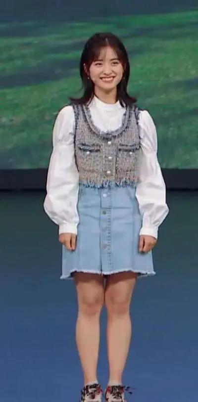 Thân hình quá nhỏ cũng khiến Thẩm Nguyệt gặp nhiều khó khăn trong việc lựa chọn các bộ trang phục để dự sự kiện.