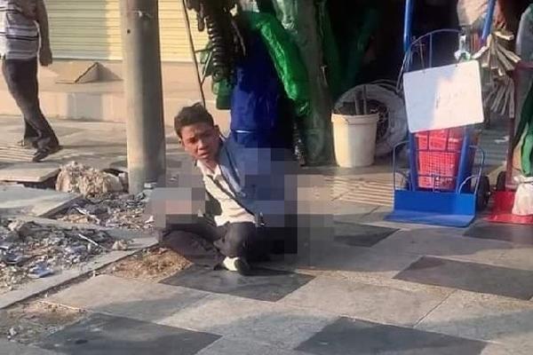 Ngồi sau xe bạn gái, thanh niên rút dao kề cổ rồi đuổi theo đâm 2 nhát-1