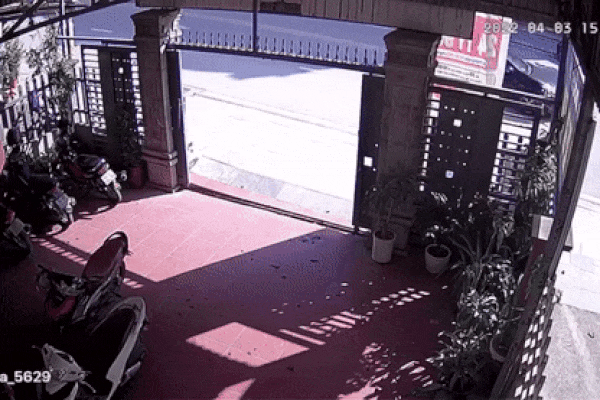 Clip: Rùng mình khoảnh khắc ô tô mất lái, đâm sập cổng 2 nhà dân liền kề