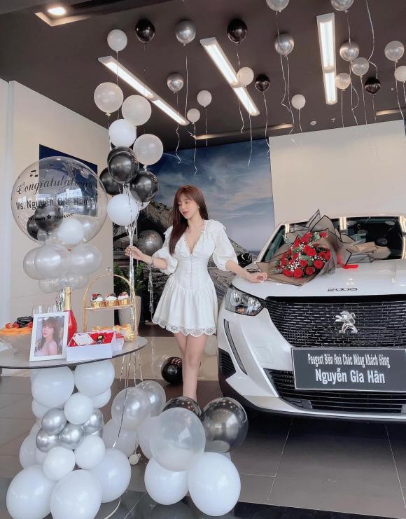 Bồ Hoàng Đức chính thức nhận xế hộp, Tiến Linh trêu chọc-1