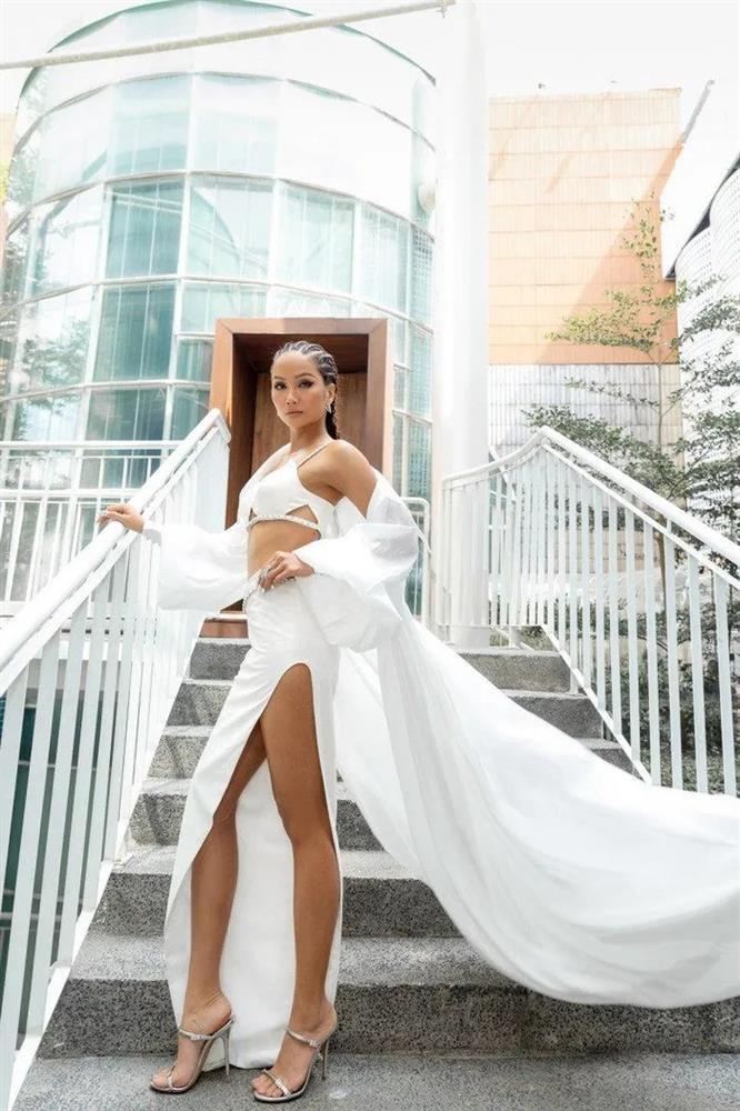 HHen Niê chia sẻ hình ảnh trên giày cao gót, ai nhìn cũng xanh mặt-5