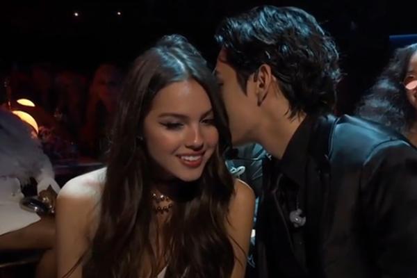 Nam thần V BTS hành động tranh cãi sau cánh gà Grammy 2022-6