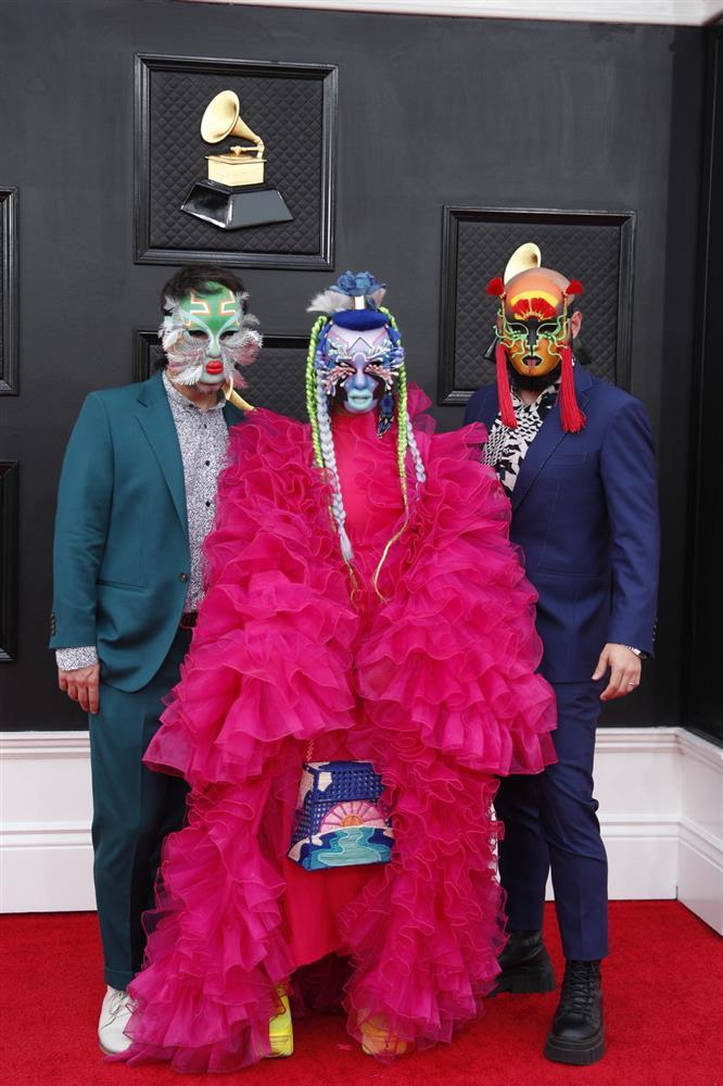 Loạt trang phục thảm họa ở lễ trao giải Grammy 2022-4