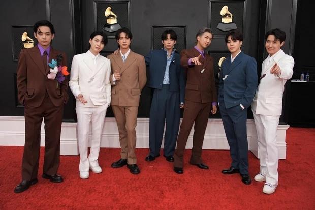 J-hope vấp té khi diễn tại Grammy 2022, BTS gây bão toàn cầu-1