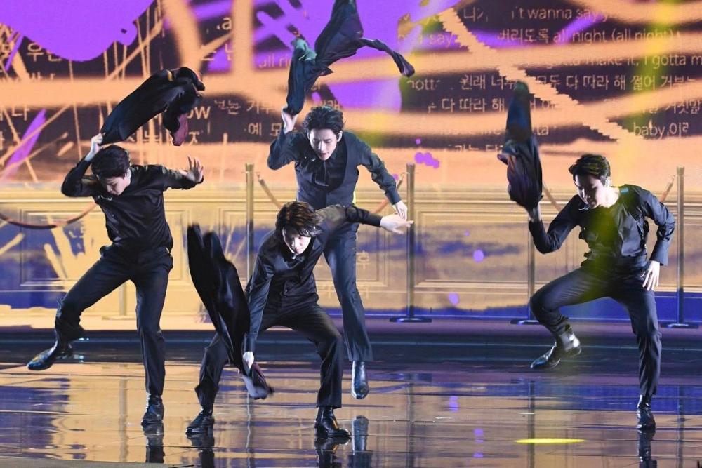 J-hope vấp té khi diễn tại Grammy 2022, BTS gây bão toàn cầu-6