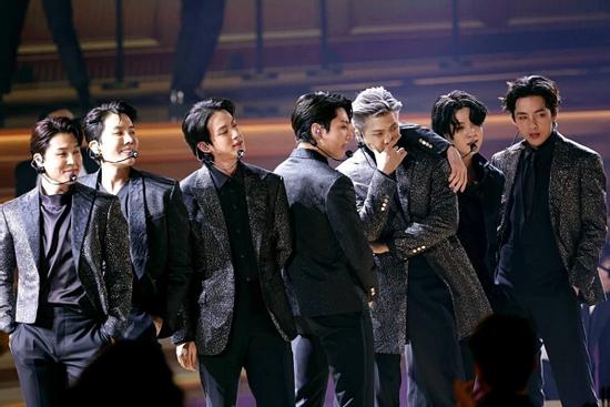 J-hope vấp té khi diễn tại Grammy 2022, BTS gây bão toàn cầu
