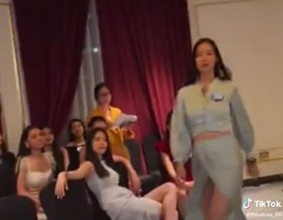 Nam Em's awkward sitting posture at Miss World Vietnam 2022-2