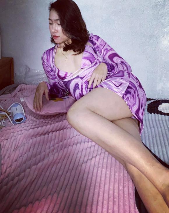 Vợ cũ Hiệp Gà mặc đồ tắm trên giường phô diễn vòng 1 lép kẹp-1