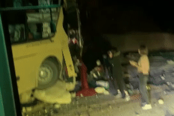 Clip: Xe khách Lào Cai gặp nạn, hành khách gào khóc cầu cứu