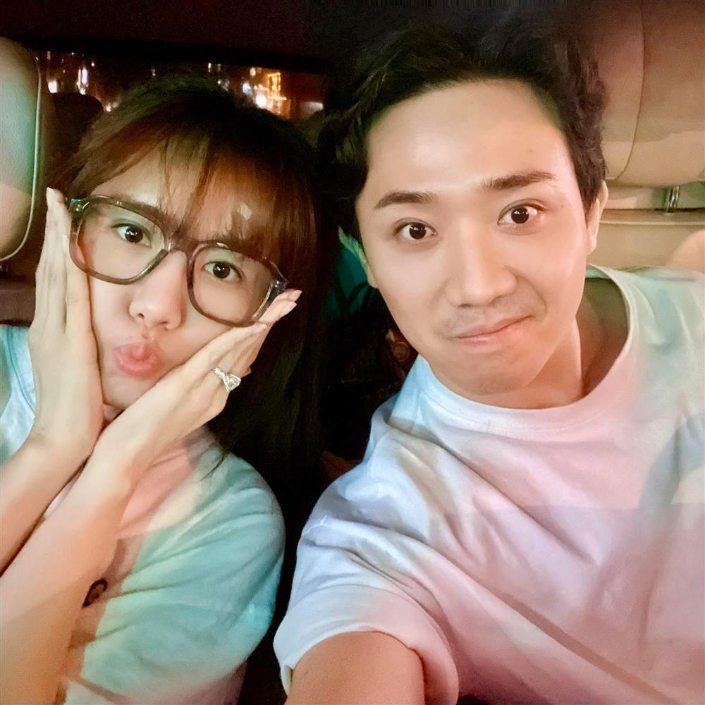 Trấn Thành - Hari Won đeo nhẫn kim cương khủng đi họp báo phim-8